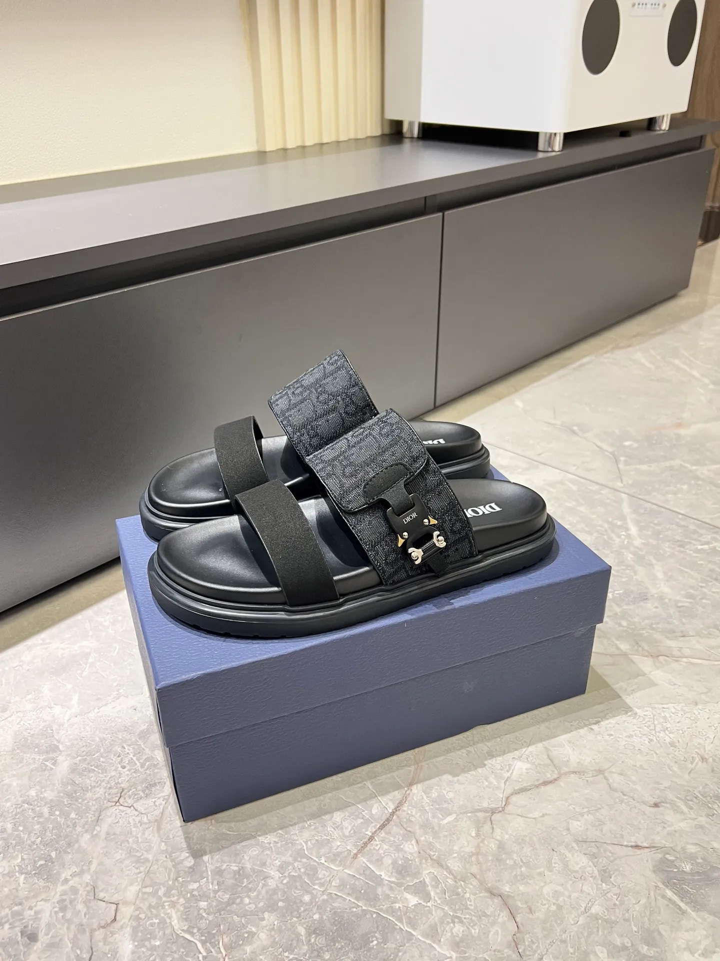 Men's Men's Shoes 💰p320 Dio* Men's Sandals Slippers. Showcasing Dior haute couture design. The Dior gray suede strap is accented with an aluminum Dior buckle for added style. Paired with a comfortable tonal notch sole, they pair easily with shorts or jeans for a sophisticated look. Main body: suede cow leather, technical fabric lining: cow leather, with adjustable straps, aluminum Dior buckle, Dior gray EVA insole, tonal notched rubber outsole splicing structure, size: 38-44 (customized at 45.46)